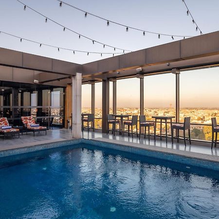 Courtyard By Marriott Amritsar Hotel Ngoại thất bức ảnh The rooftop pool at the Hilton Athens