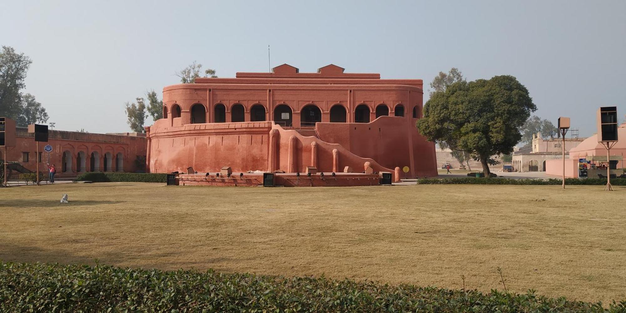 Courtyard By Marriott Amritsar Hotel Ngoại thất bức ảnh The fort's main gate