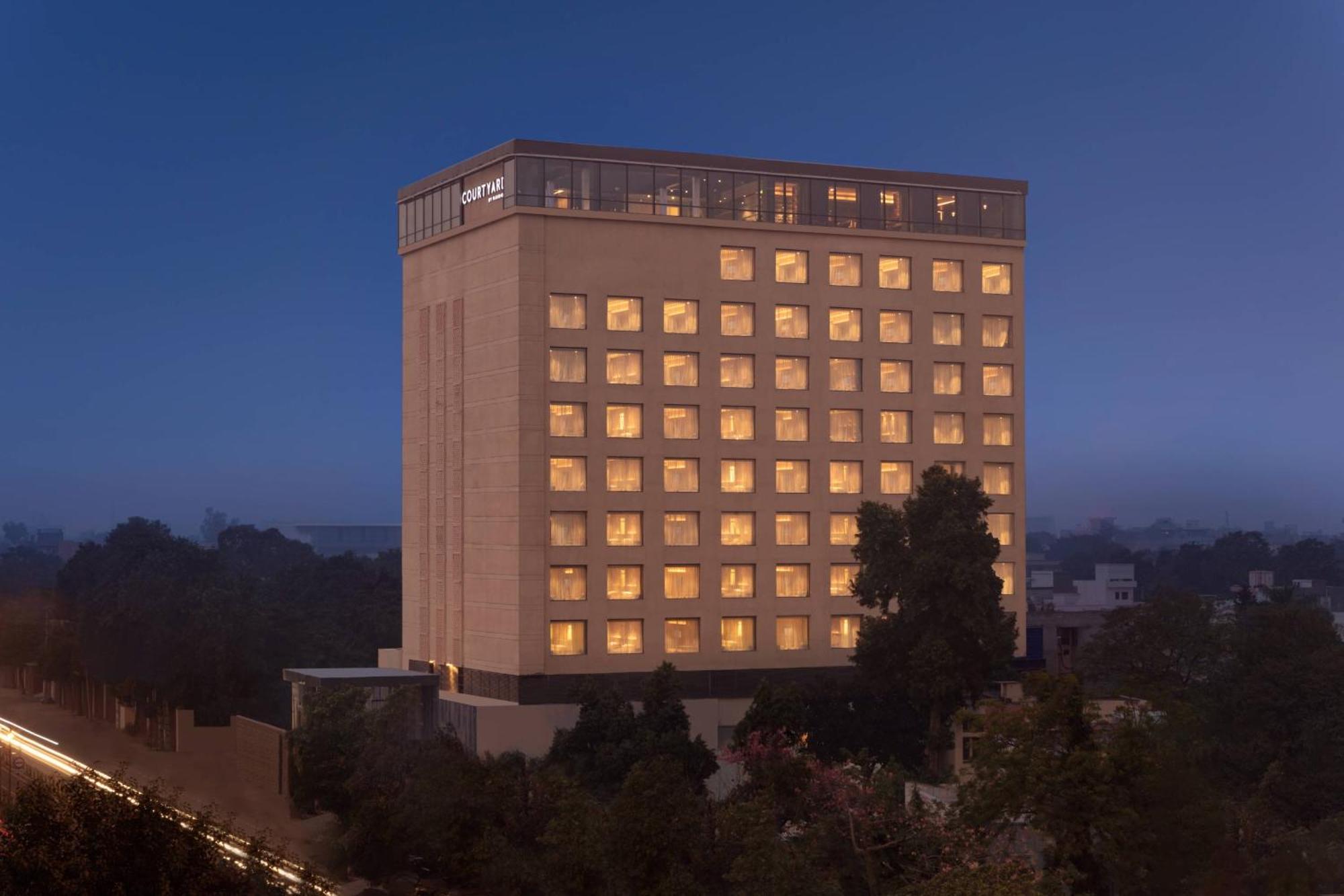 Courtyard By Marriott Amritsar Hotel Ngoại thất bức ảnh The hotel at night