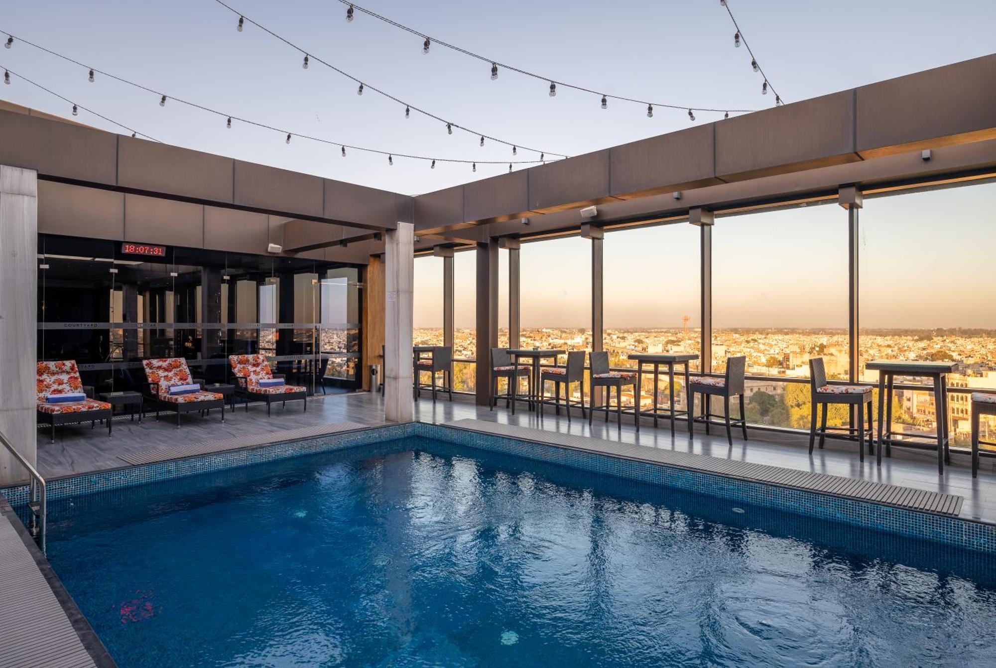 Courtyard By Marriott Amritsar Hotel Ngoại thất bức ảnh The rooftop pool at the Hilton Athens