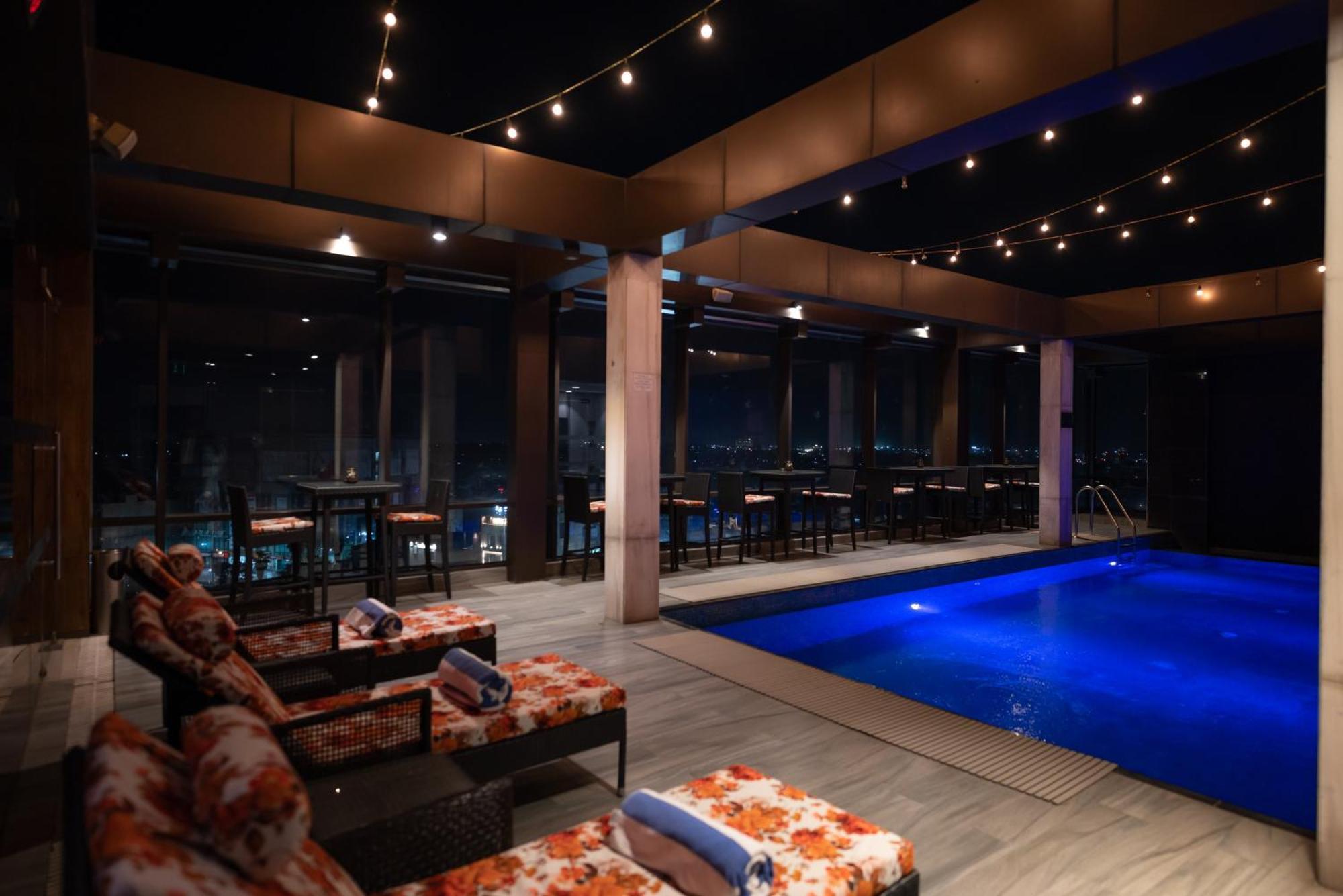 Courtyard By Marriott Amritsar Hotel Ngoại thất bức ảnh The pool at the 101 Skybar
